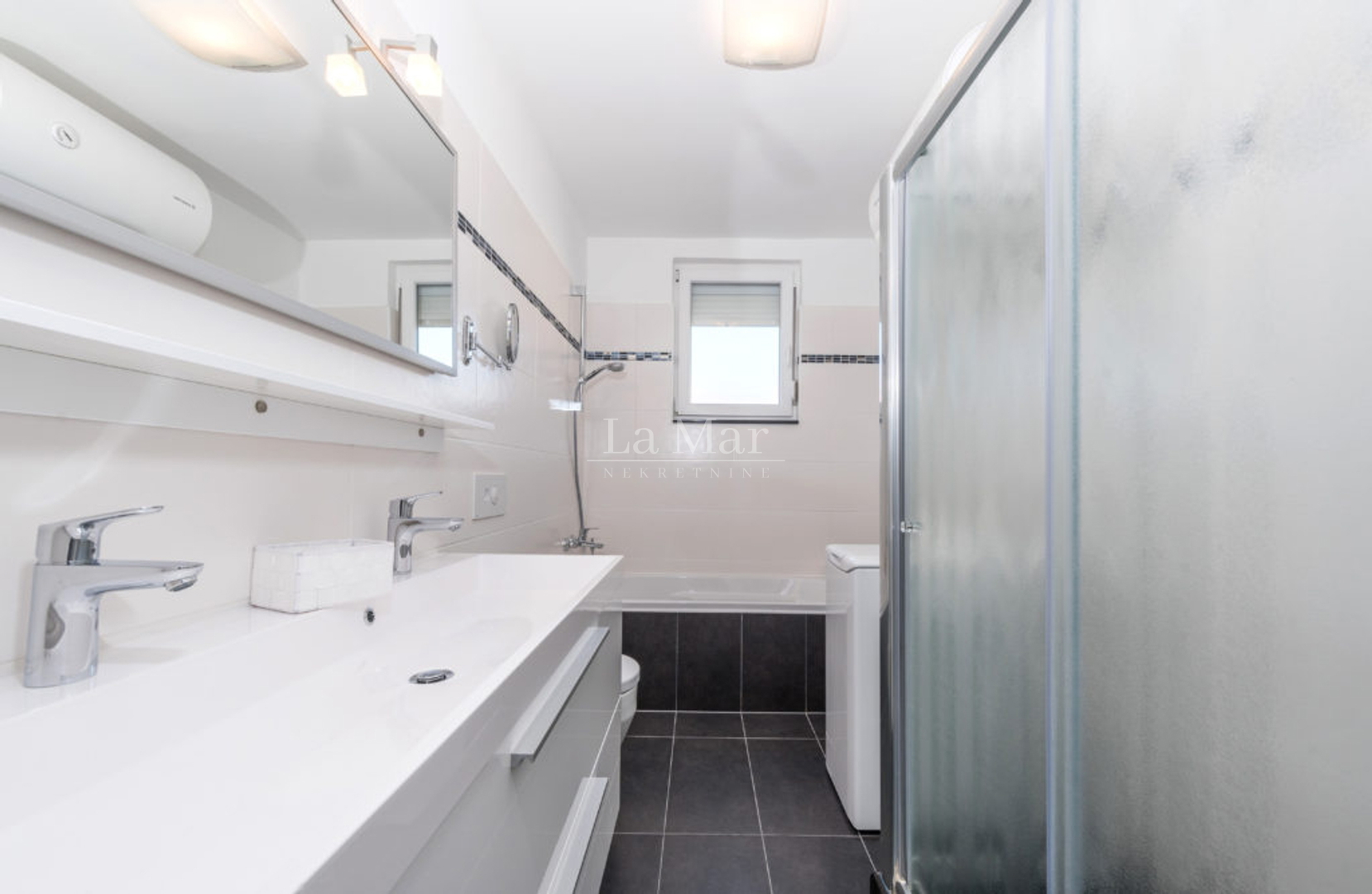 EKSKLUZIVNO! NOVALJA- PRVI RED DO MORA- Penthouse u vili - E7 - 116.12 m2- 589.000€