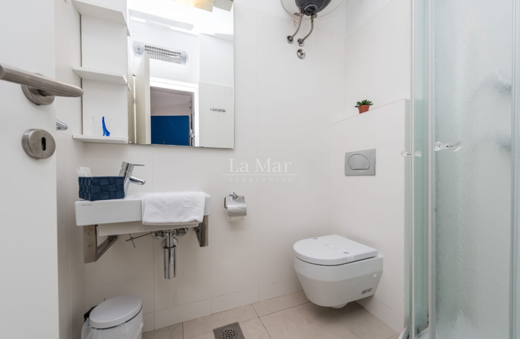 NOVALJA- PRVI RED DO MORA- Apartman u vili - E3 - 81.04 m2- I. kat