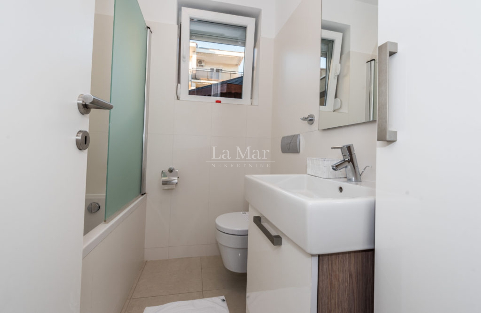 NOVALJA- Apartman PRVI RED DO MORA sa pripadajućim bazenom - E2 - 146.90m2