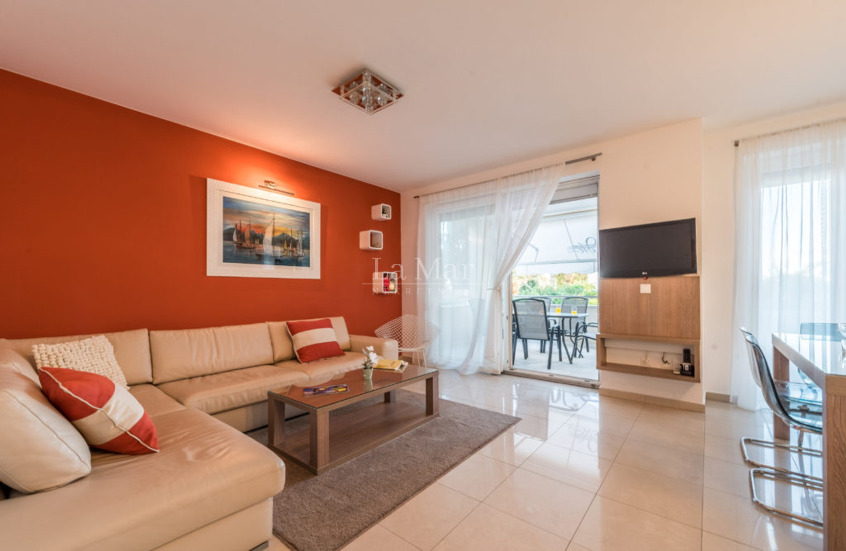 NOVALJA- Apartman PRVI RED DO MORA sa pripadajućim bazenom - E2 - 146.90m2