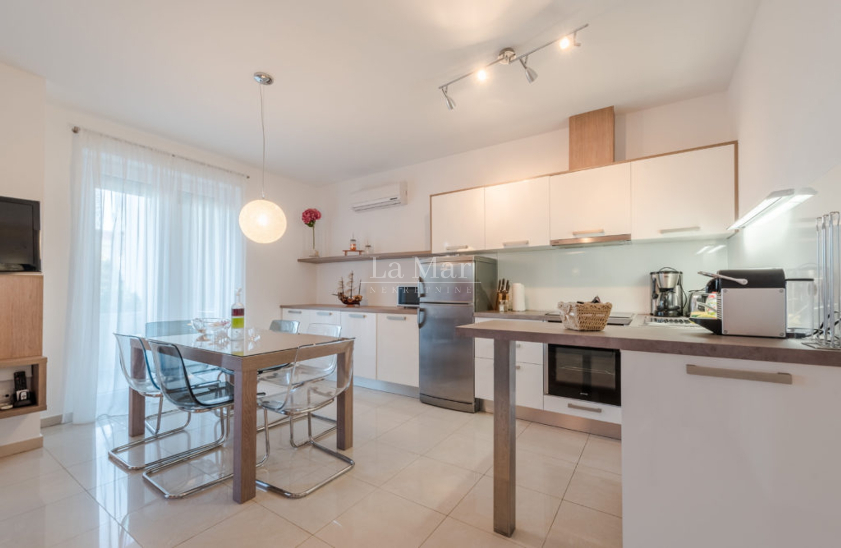 NOVALJA- Apartman PRVI RED DO MORA sa pripadajućim bazenom - E2 - 146.90m2