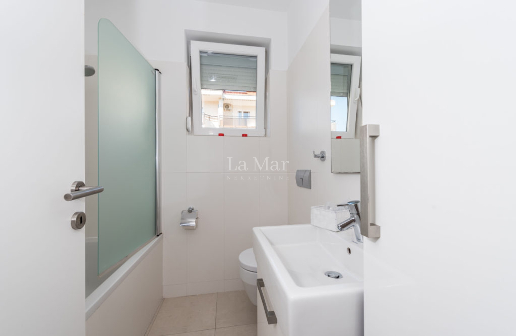 NOVALJA- PRVI RED DO MORA- Apartman u vili - E3 - 81.04 m2- I. kat