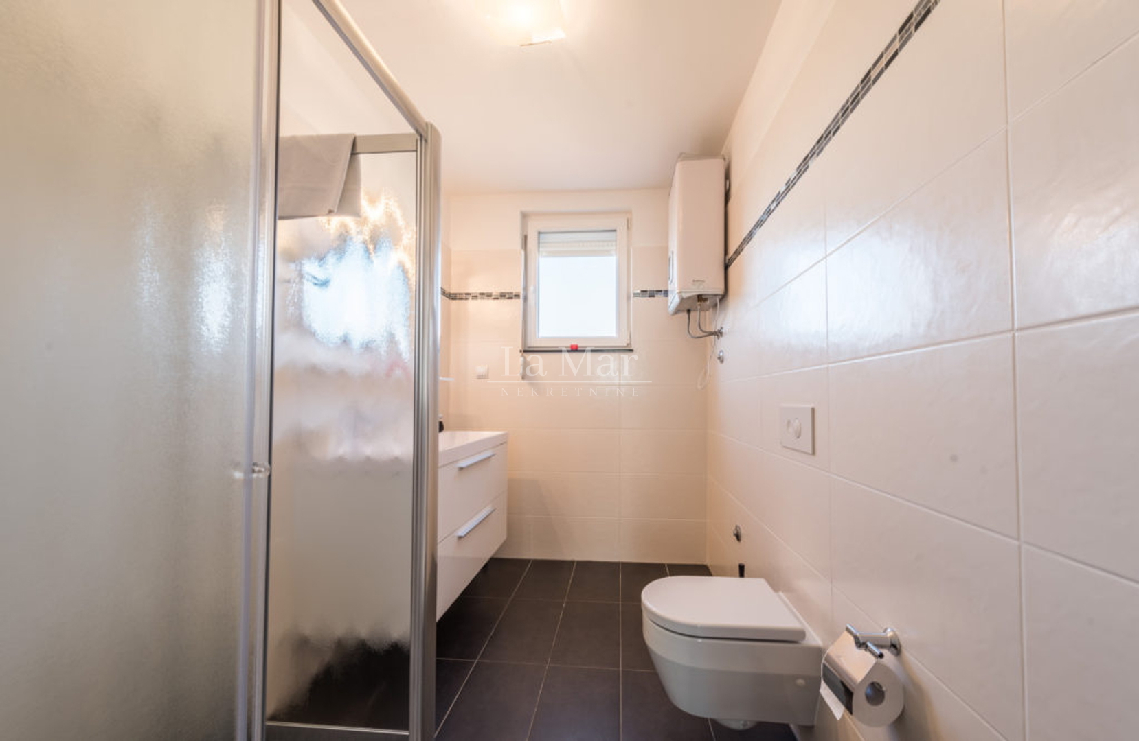 EKSKLUZIVNO! NOVALJA- PRVI RED DO MORA- Penthouse u vili - E7 - 116.12 m2- 589.000€