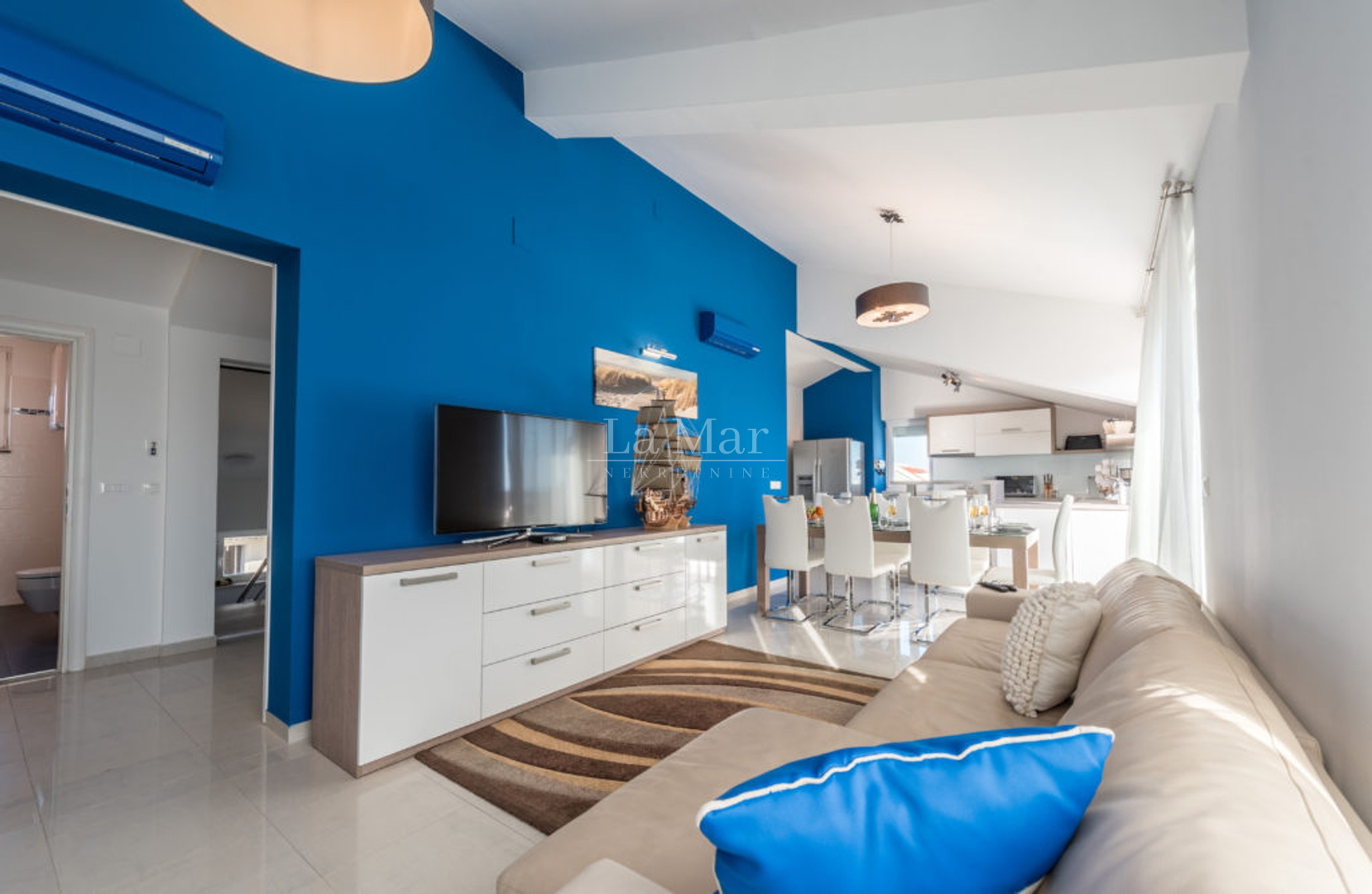 EKSKLUZIVNO! NOVALJA- PRVI RED DO MORA- Penthouse u vili - E7 - 116.12 m2- 589.000€