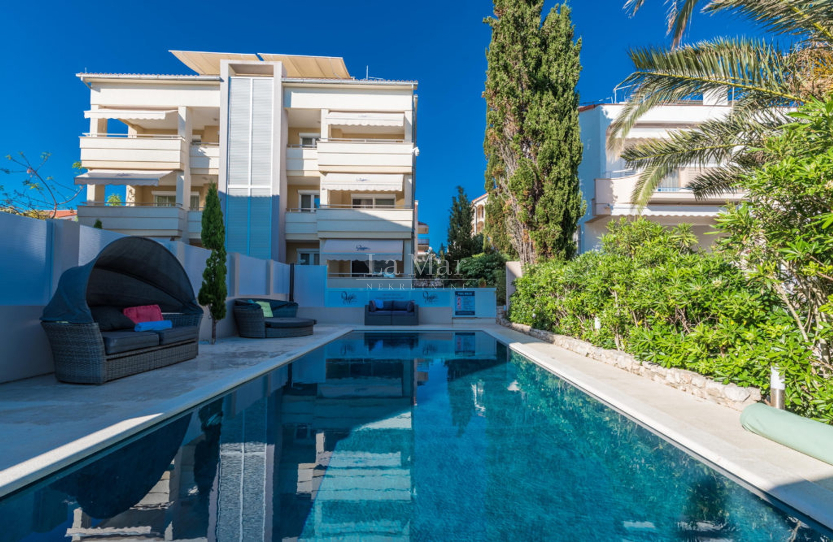 NOVALJA- Apartman PRVI RED DO MORA sa pripadajućim bazenom - E2 - 146.90m2