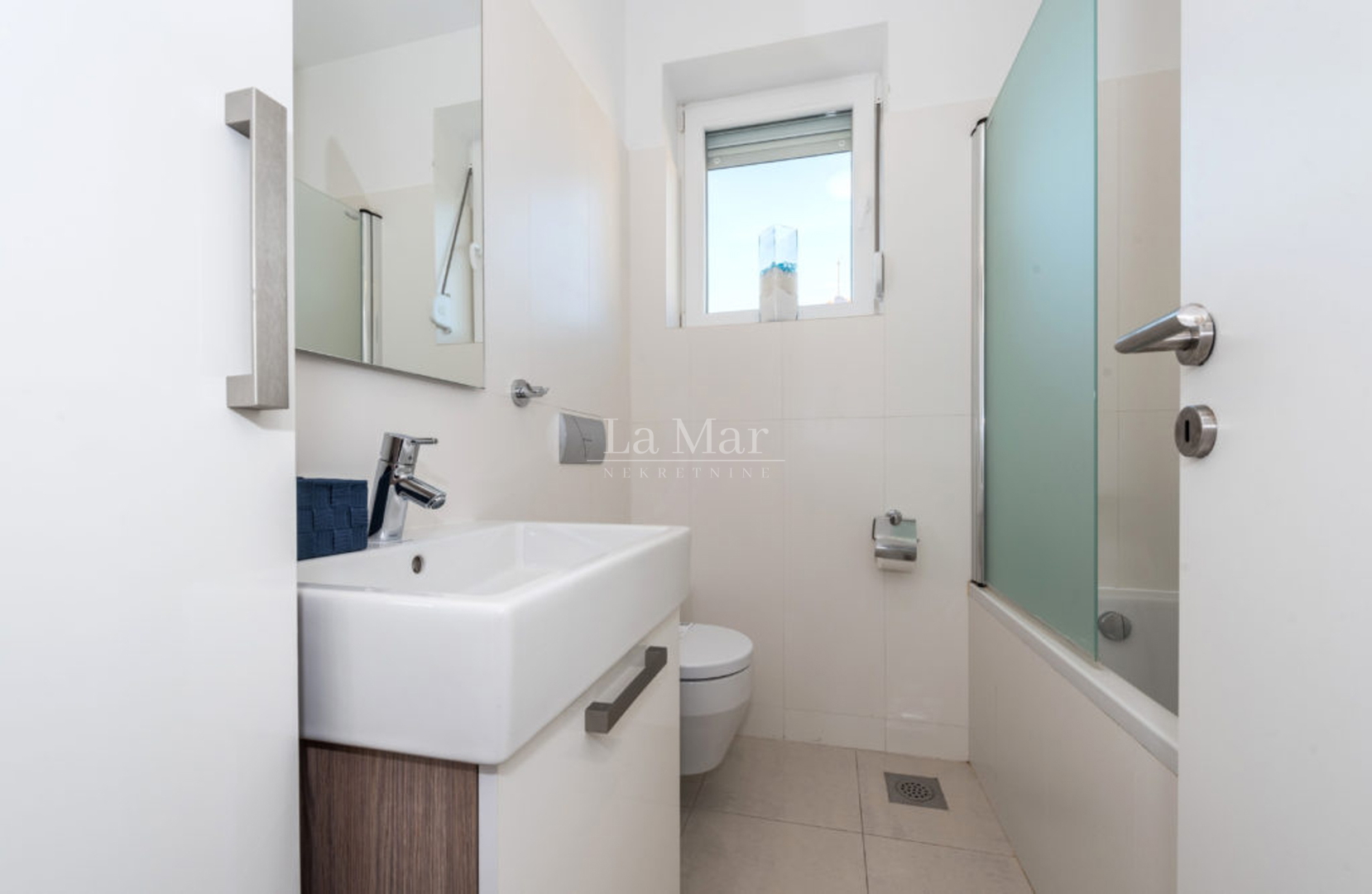 NOVALJA- Apartman PRVI RED DO MORA-  E5 - 81 m2- II. kat- REZERVIRANO