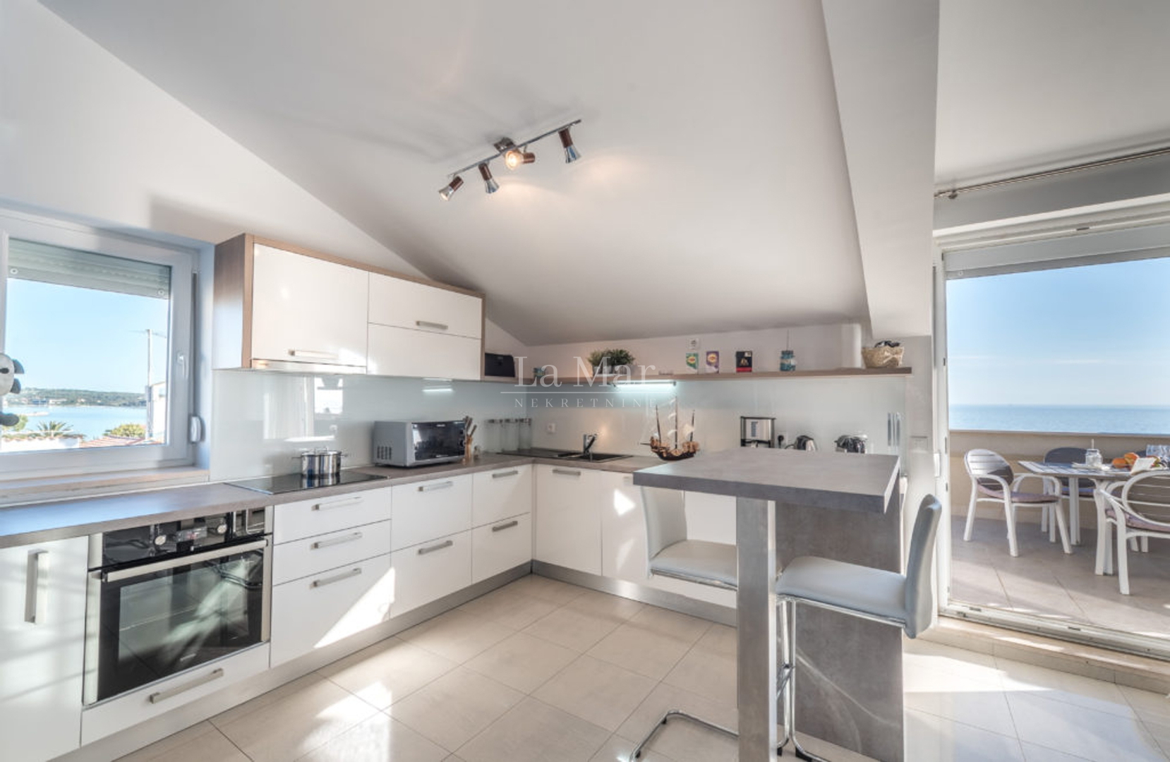 EKSKLUZIVNO! NOVALJA- PRVI RED DO MORA- Penthouse u vili - E7 - 116.12 m2- 589.000€