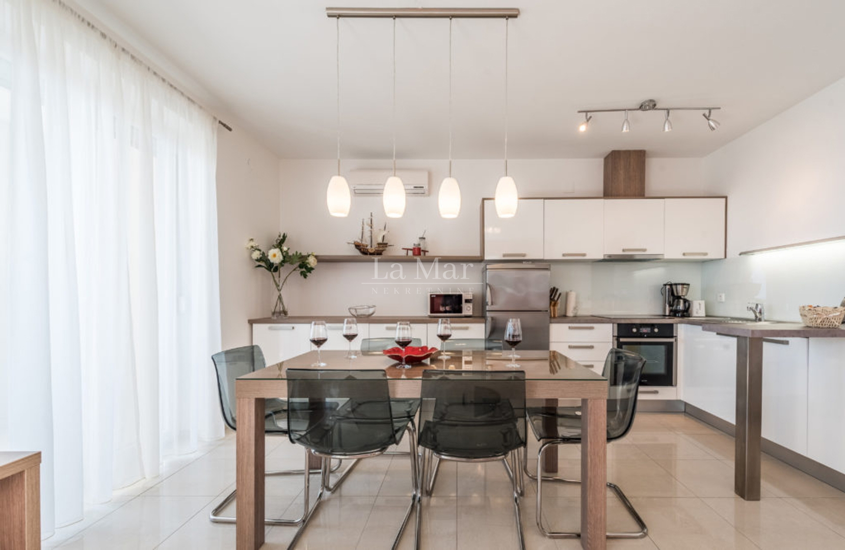 NOVALJA- PRVI RED DO MORA- Apartman u vili - E3 - 81.04 m2- I. kat