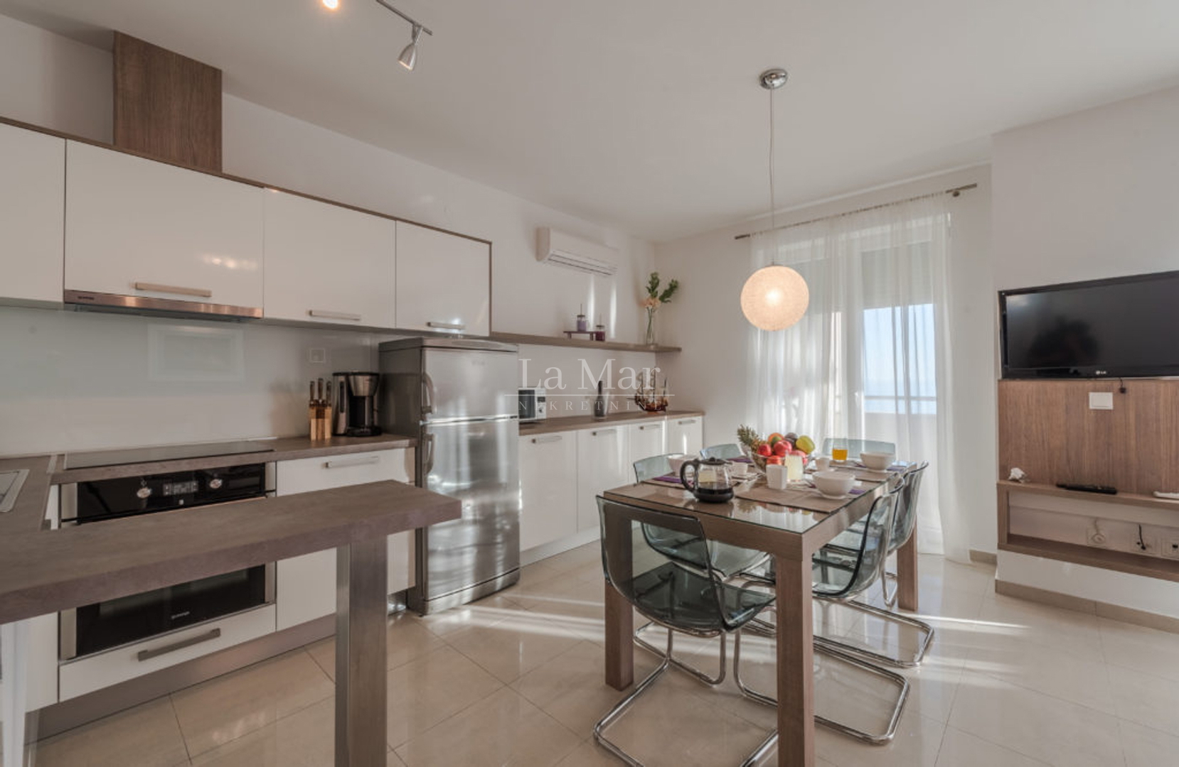 NOVALJA- Apartman PRVI RED DO MORA-  E5 - 81 m2- II. kat- REZERVIRANO