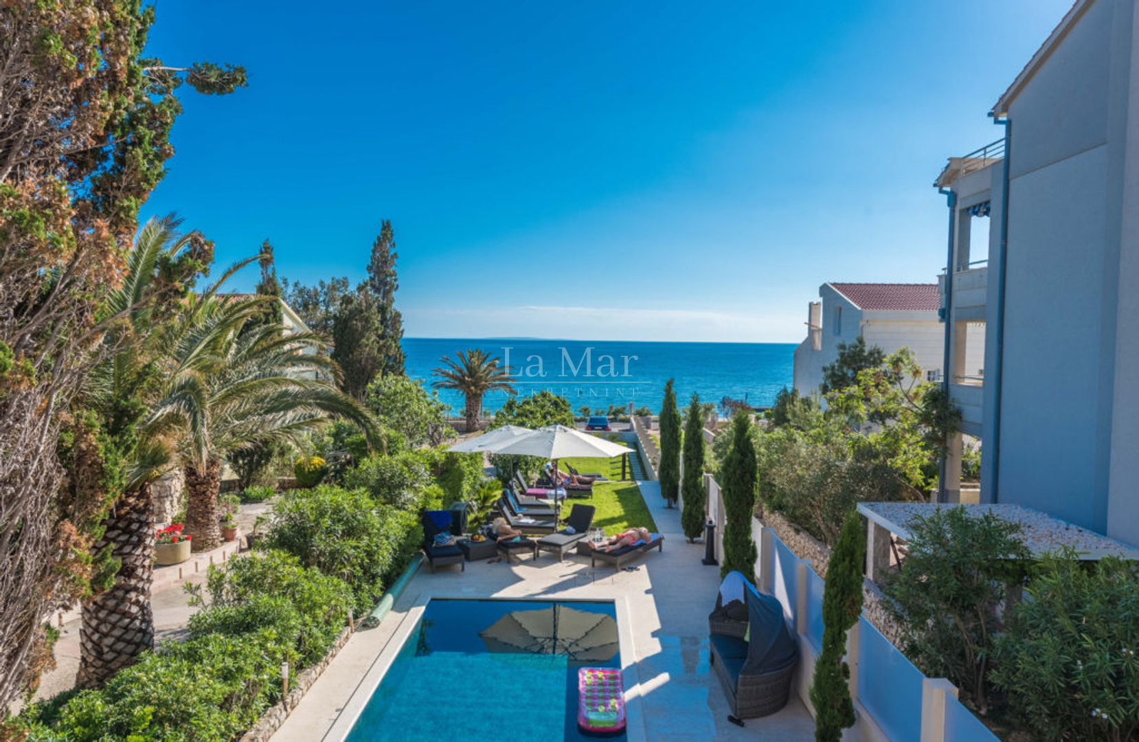 EKSKLUZIVNO! NOVALJA- PRVI RED DO MORA- Penthouse u vili - E7 - 116.12 m2- 589.000€