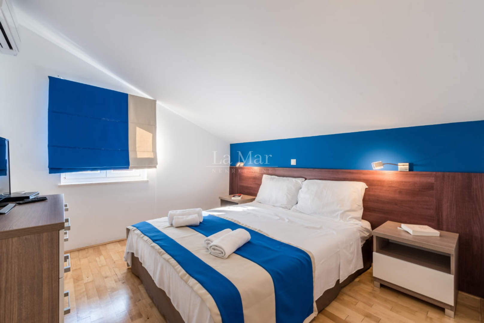 EKSKLUZIVNO! NOVALJA- PRVI RED DO MORA- Penthouse u vili - E7 - 116.12 m2- 589.000€