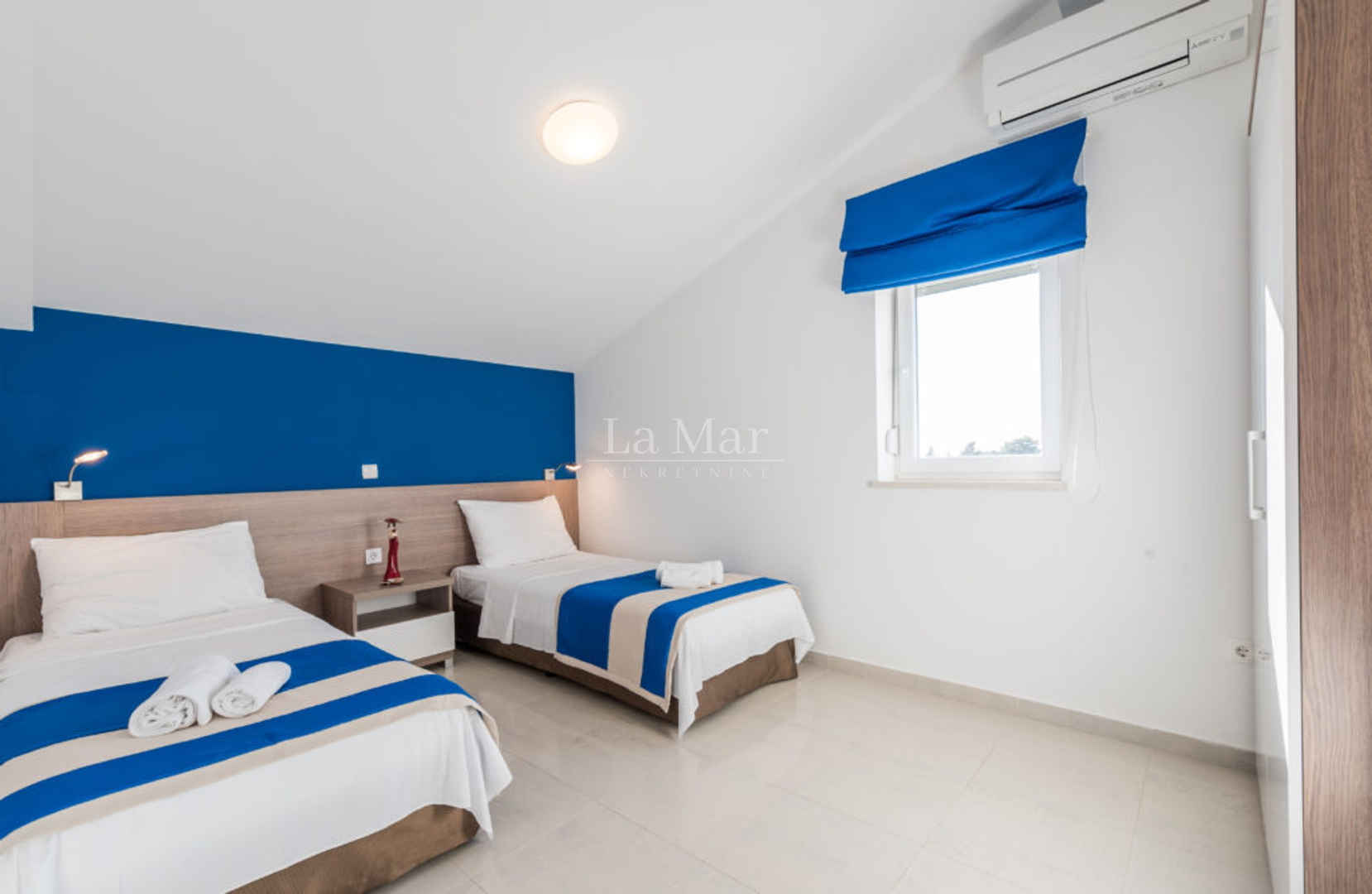 EKSKLUZIVNO! NOVALJA- PRVI RED DO MORA- Penthouse u vili - E7 - 116.12 m2- 589.000€