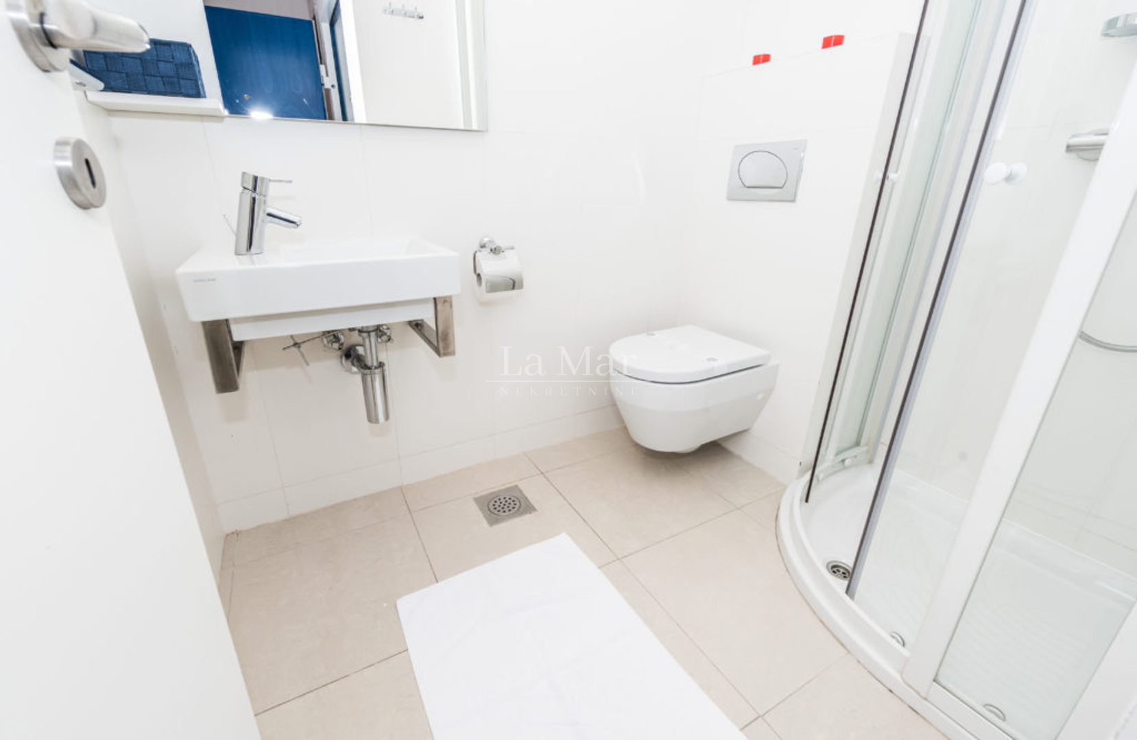 NOVALJA- Apartman PRVI RED DO MORA sa pripadajućim bazenom - E2 - 146.90m2