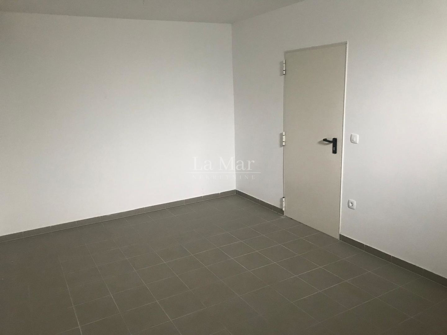 Stenjevec, 3-sobni obiteljski stan 90m2 novije gradnje na 1 katu