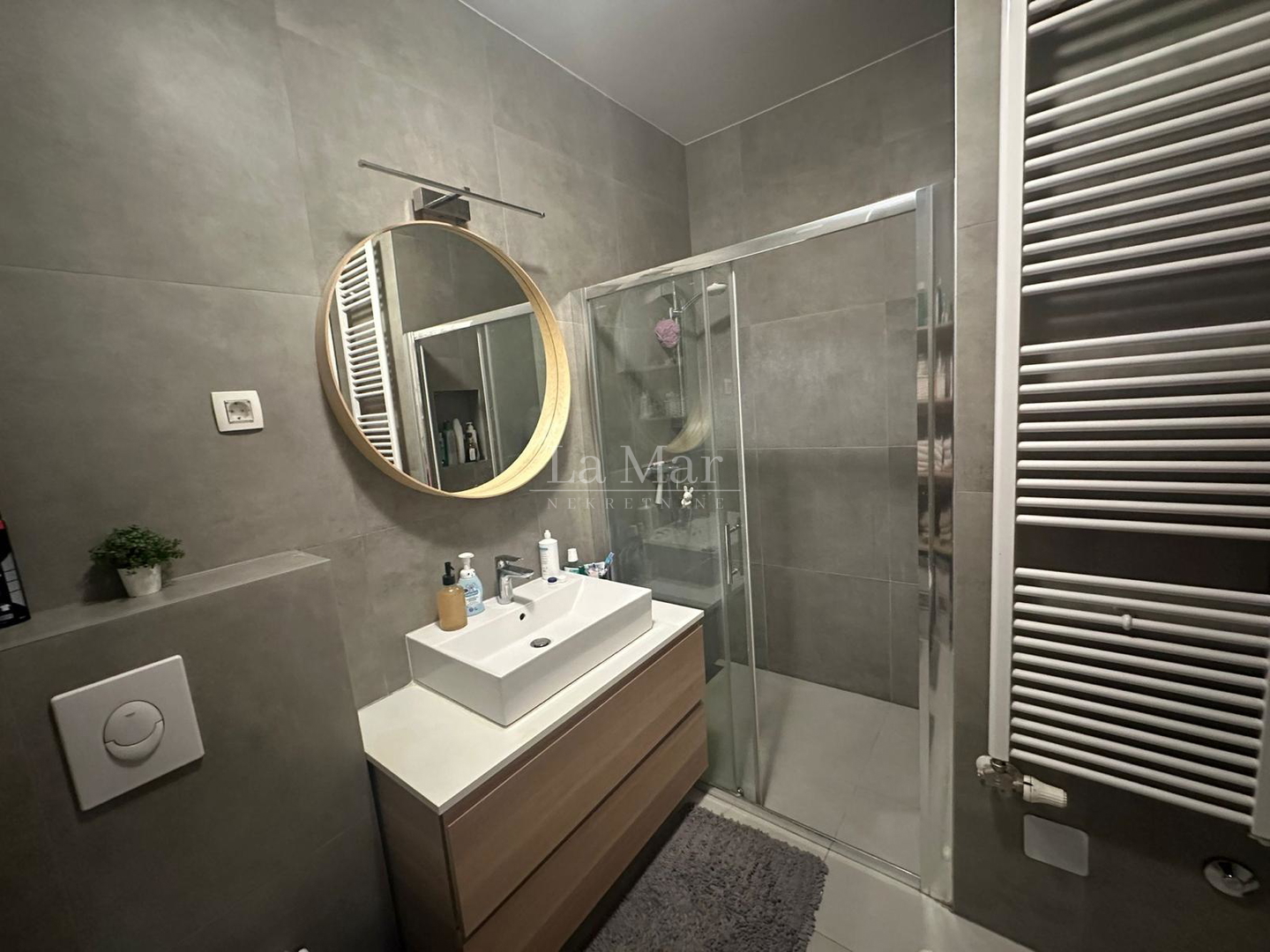 Stenjevec, 3-sobni obiteljski stan 90m2 novije gradnje na 1 katu