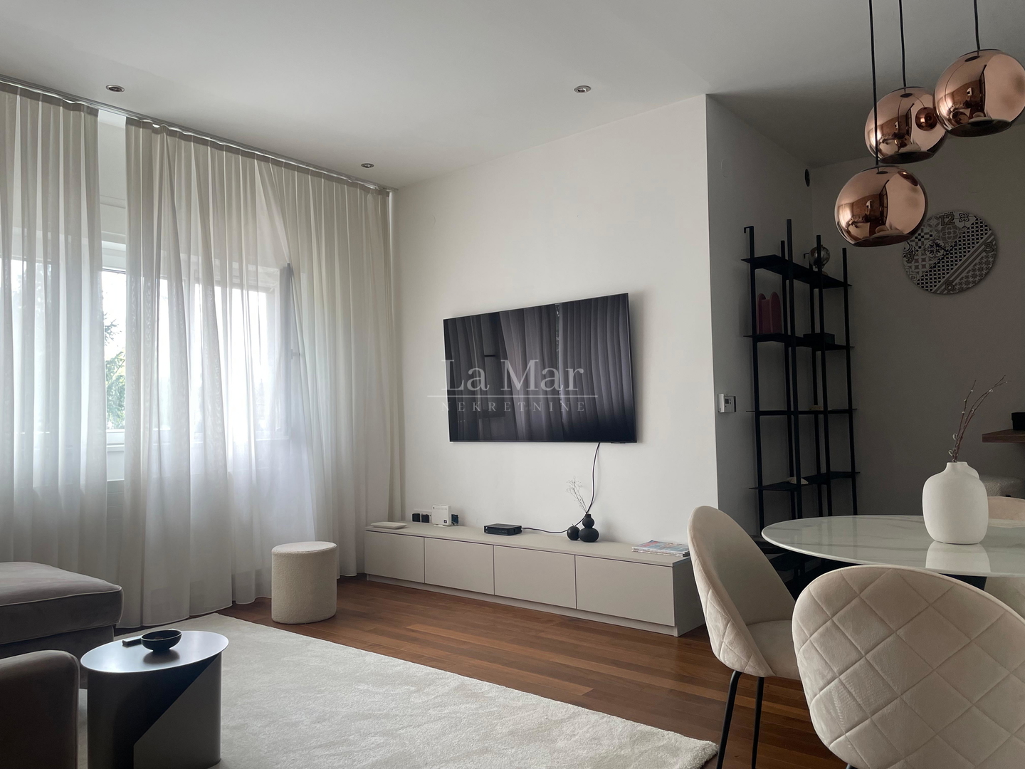 NOVAKOVA-prekrasan dvosoban stan na najam, kompletno uređen