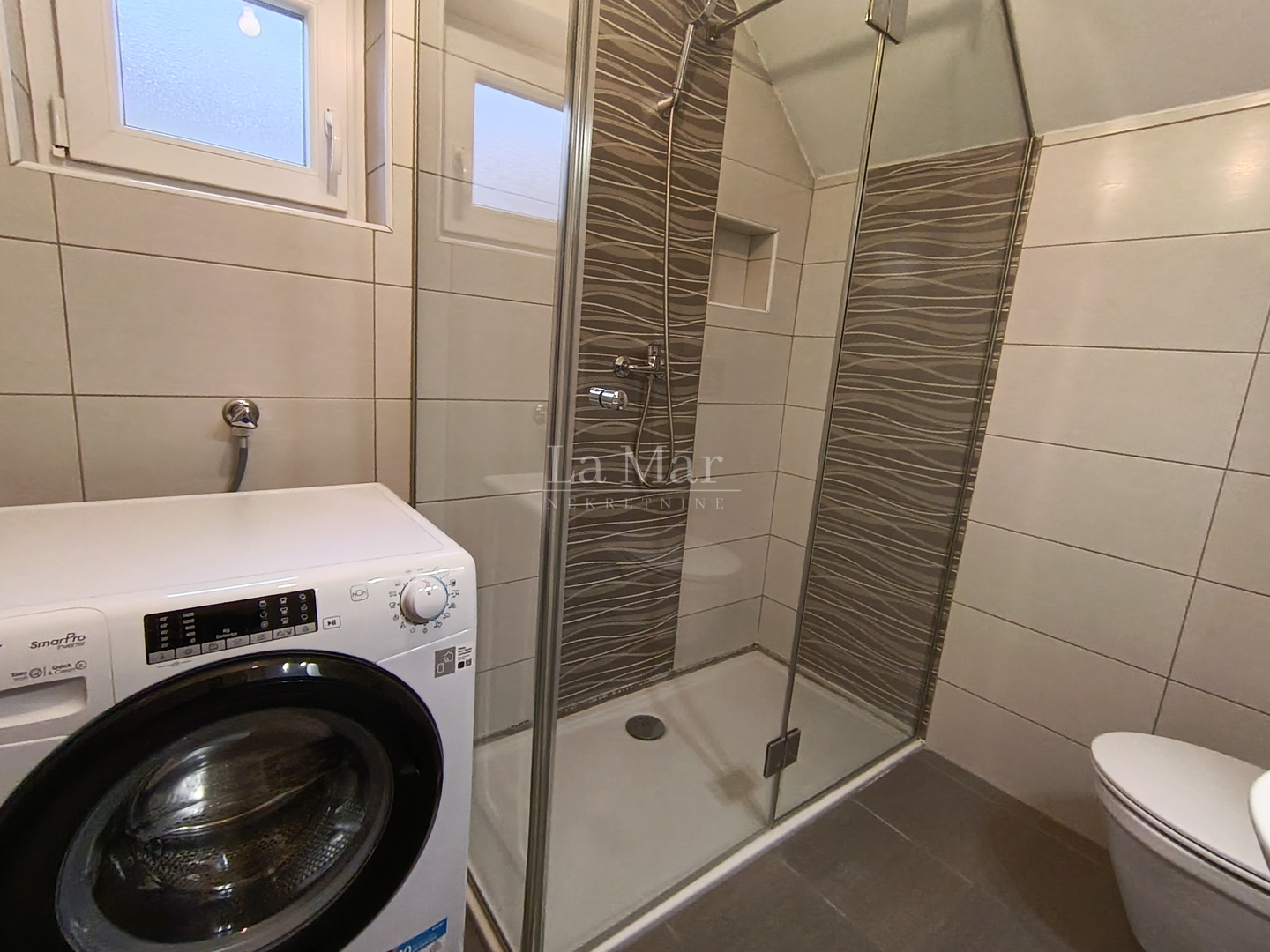 DUBRAVA-blizina Avenije, trosoban stan, potpuno uređen i namješten