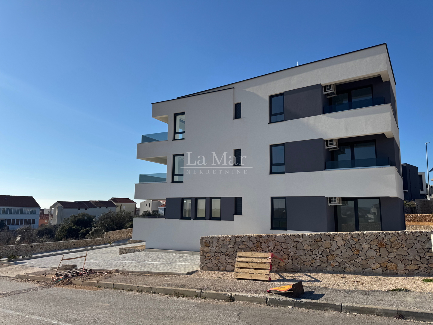 Novalja- namještena NOVOGRADNJA s pogledom na more - A2 - I. kat-  68,3 m2 - 260.000€