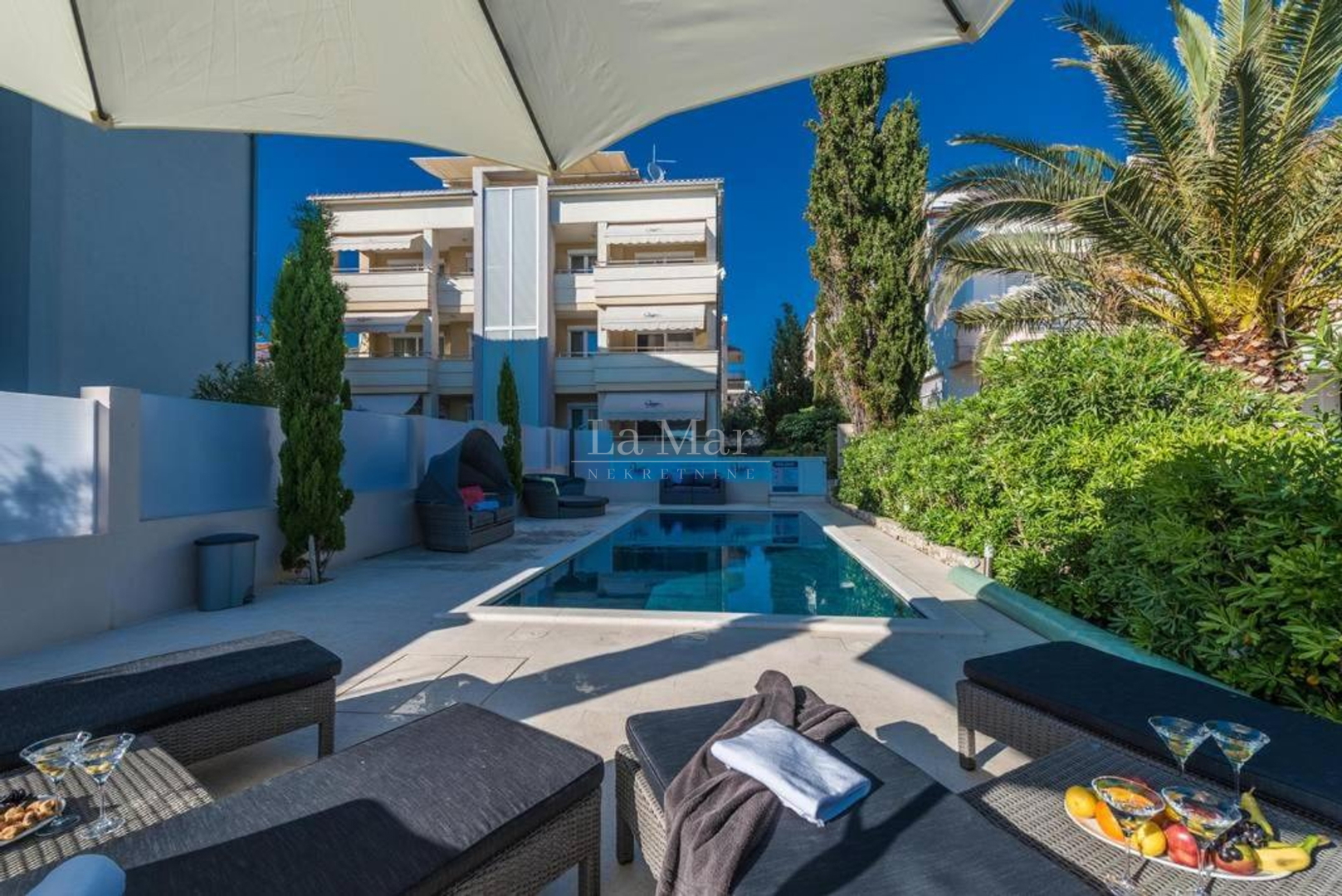 NOVALJA- Apartman PRVI RED DO MORA sa pripadajućim bazenom - E2 - 146.90m2