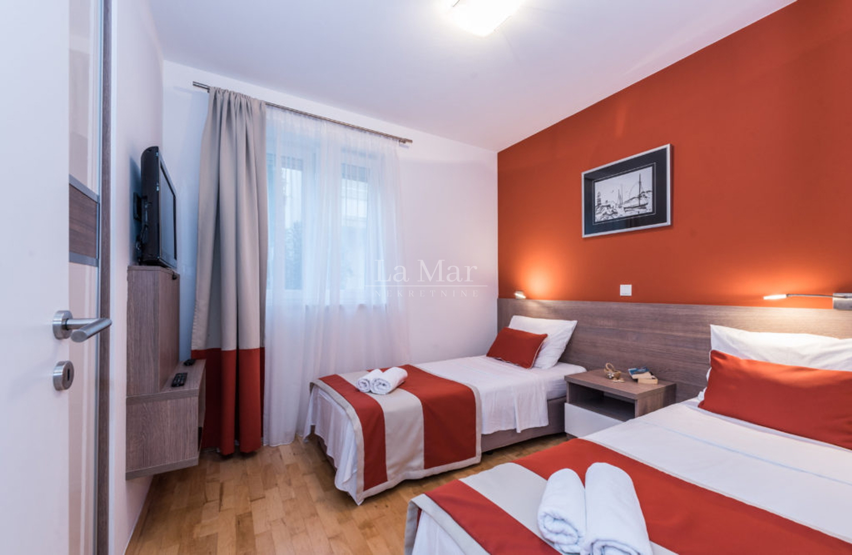 NOVALJA- Apartman PRVI RED DO MORA sa pripadajućim bazenom - E2 - 146.90m2