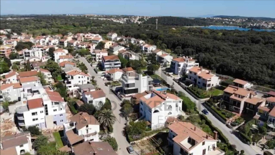 Istria, Pješčana uvala, detached house with three apartments and a large garden.