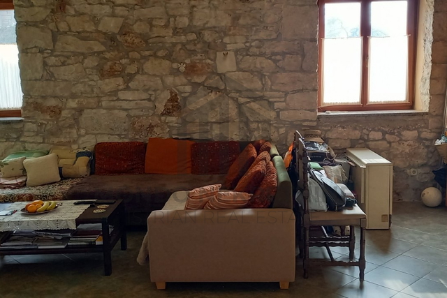 Istra, Pula, samostojeća renovirana kuća u Valturi sa okućnicom