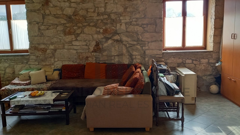 Istra&comma; Pula&comma; samostoje&cacute;a renovirana ku&cacute;a u Valturi sa oku&cacute;nicom