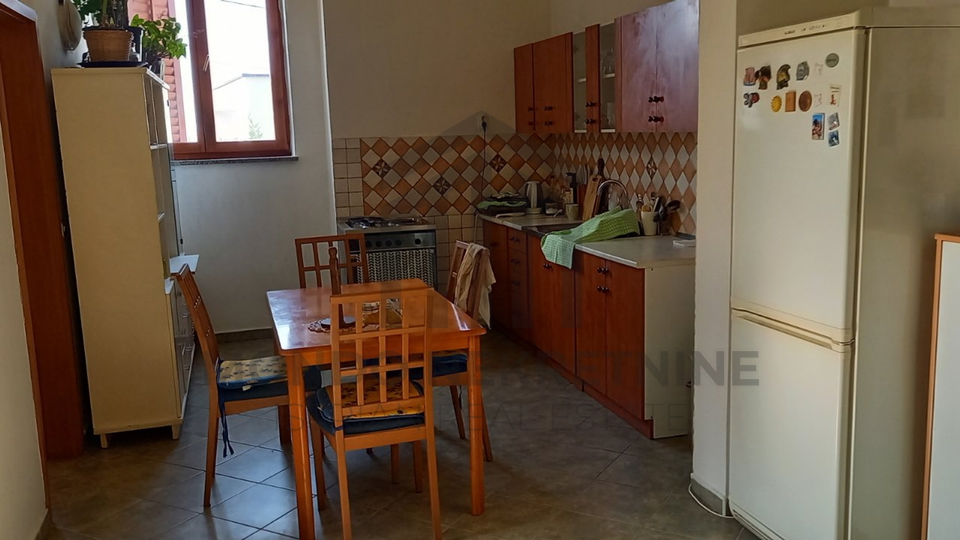 Istra&comma; Pula&comma; samostoje&cacute;a renovirana ku&cacute;a u Valturi sa oku&cacute;nicom