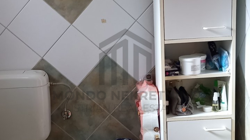 Istra&comma; Pula&comma; samostoje&cacute;a renovirana ku&cacute;a u Valturi sa oku&cacute;nicom