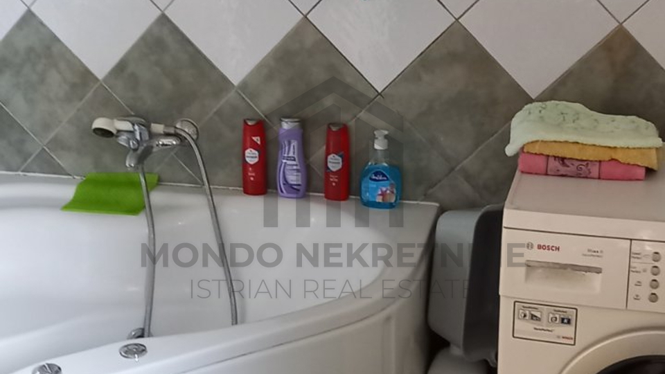 Istra&comma; Pula&comma; samostoje&cacute;a renovirana ku&cacute;a u Valturi sa oku&cacute;nicom