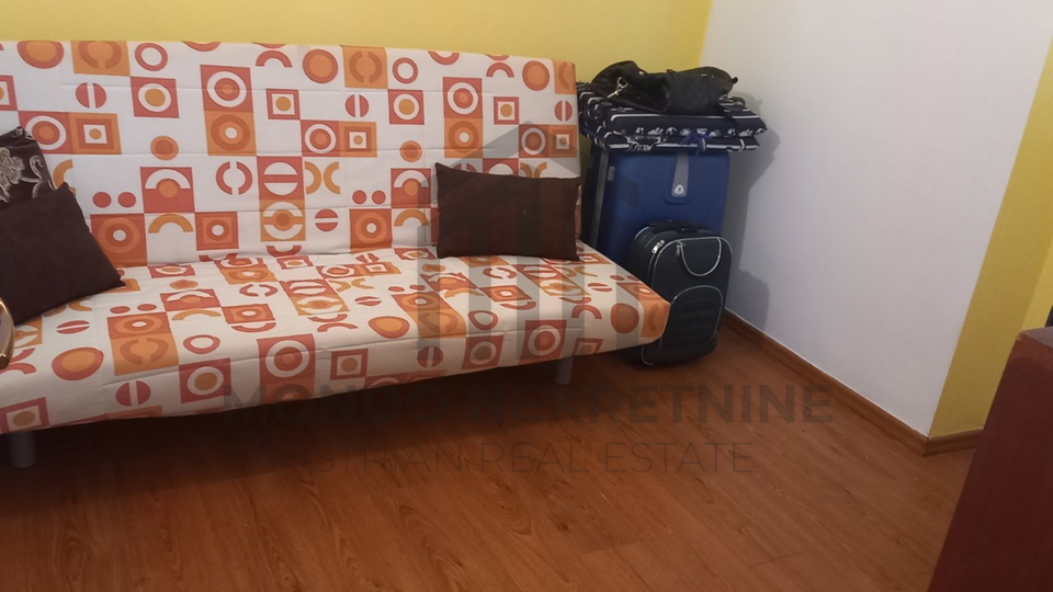 Istra&comma; Pula&comma; samostoje&cacute;a renovirana ku&cacute;a u Valturi sa oku&cacute;nicom