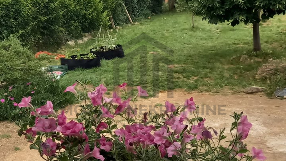 Istra&comma; Pula&comma; samostoje&cacute;a renovirana ku&cacute;a u Valturi sa oku&cacute;nicom