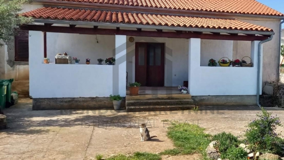 Istra&comma; Pula&comma; samostoje&cacute;a renovirana ku&cacute;a u Valturi sa oku&cacute;nicom