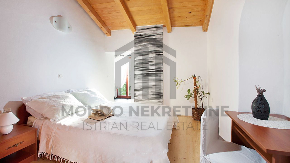 Renovirana kamena ku&cacute;a s 4 spava&cacute;e sobe &ndash; Mar&ccaron;ana&comma; Istra