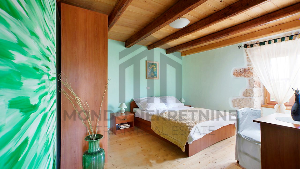 Renovirana kamena ku&cacute;a s 4 spava&cacute;e sobe &ndash; Mar&ccaron;ana&comma; Istra