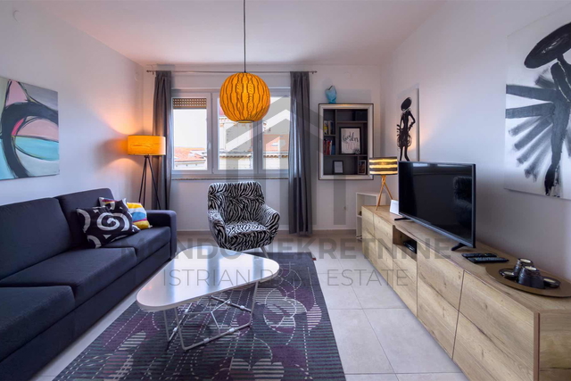 Kompletno namješten i opremljen stan 61 m² u centru Pule – 2 spavaće sobe, balkon, parking