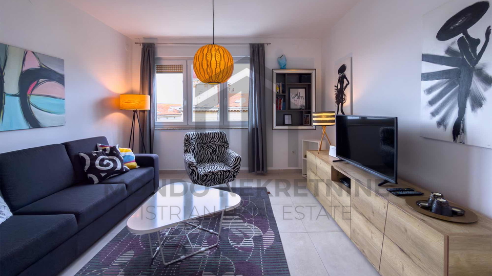 Kompletno namje&scaron;ten i opremljen stan 61 m&sup2; u centru Pule &ndash; 2 spava&cacute;e sobe&comma; balkon&comma; parking