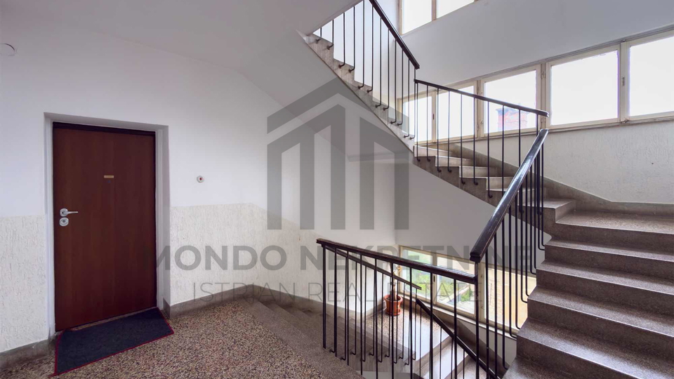 Kompletno namje&scaron;ten i opremljen stan 61 m&sup2; u centru Pule &ndash; 2 spava&cacute;e sobe&comma; balkon&comma; parking