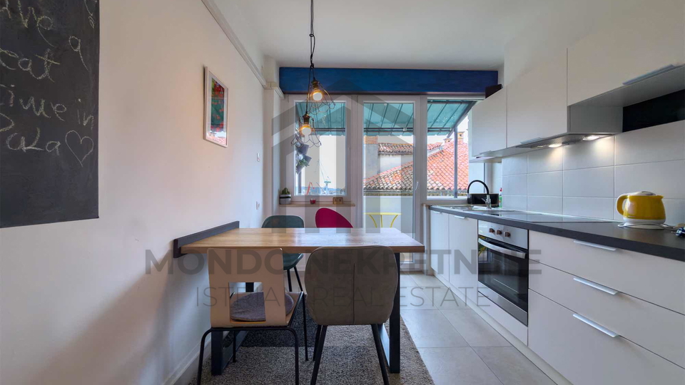 Kompletno namje&scaron;ten i opremljen stan 61 m&sup2; u centru Pule &ndash; 2 spava&cacute;e sobe&comma; balkon&comma; parking
