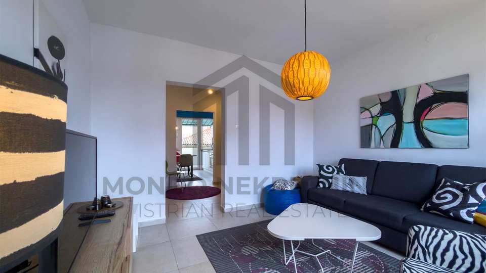 Kompletno namje&scaron;ten i opremljen stan 61 m&sup2; u centru Pule &ndash; 2 spava&cacute;e sobe&comma; balkon&comma; parking