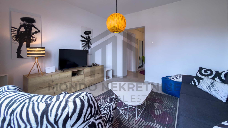 Kompletno namje&scaron;ten i opremljen stan 61 m&sup2; u centru Pule &ndash; 2 spava&cacute;e sobe&comma; balkon&comma; parking