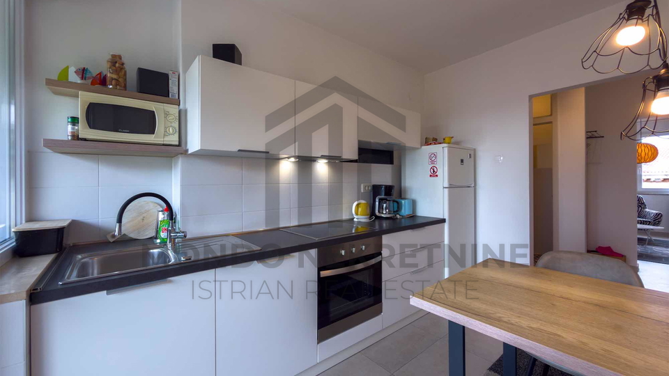 Kompletno namje&scaron;ten i opremljen stan 61 m&sup2; u centru Pule &ndash; 2 spava&cacute;e sobe&comma; balkon&comma; parking