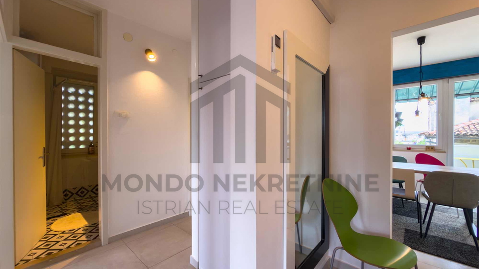 Kompletno namje&scaron;ten i opremljen stan 61 m&sup2; u centru Pule &ndash; 2 spava&cacute;e sobe&comma; balkon&comma; parking