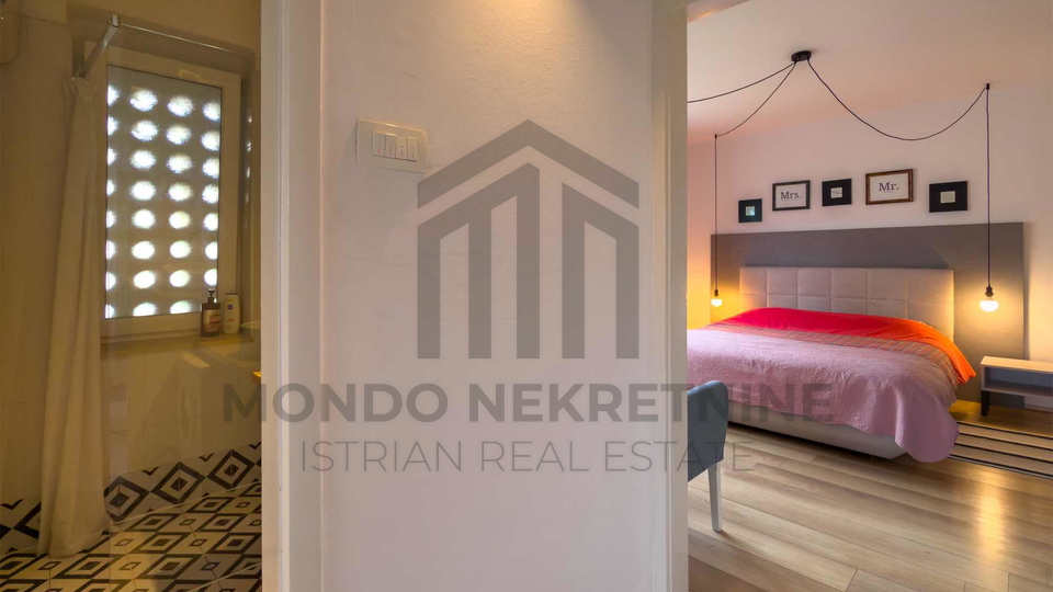 Kompletno namje&scaron;ten i opremljen stan 61 m&sup2; u centru Pule &ndash; 2 spava&cacute;e sobe&comma; balkon&comma; parking