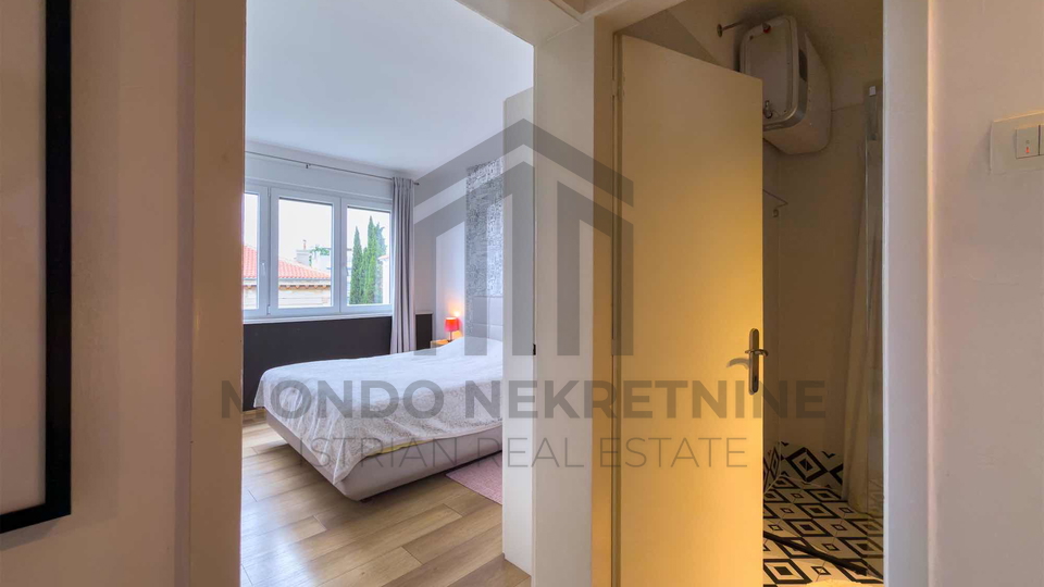 Kompletno namje&scaron;ten i opremljen stan 61 m&sup2; u centru Pule &ndash; 2 spava&cacute;e sobe&comma; balkon&comma; parking