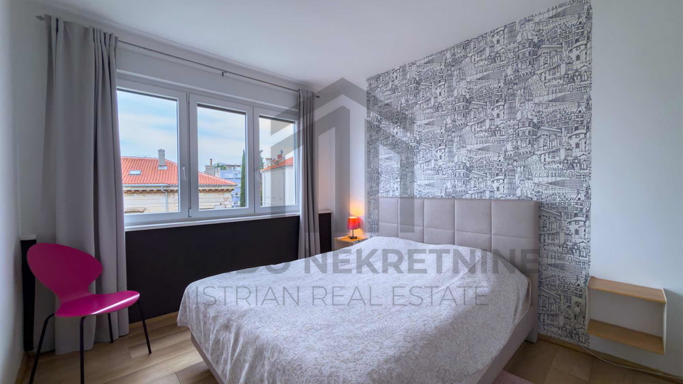 Kompletno namje&scaron;ten i opremljen stan 61 m&sup2; u centru Pule &ndash; 2 spava&cacute;e sobe&comma; balkon&comma; parking