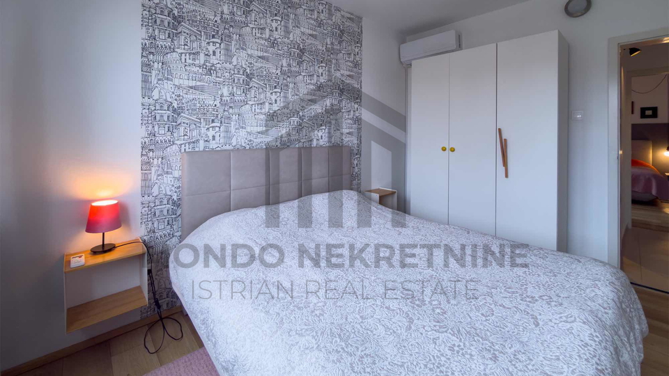 Kompletno namje&scaron;ten i opremljen stan 61 m&sup2; u centru Pule &ndash; 2 spava&cacute;e sobe&comma; balkon&comma; parking