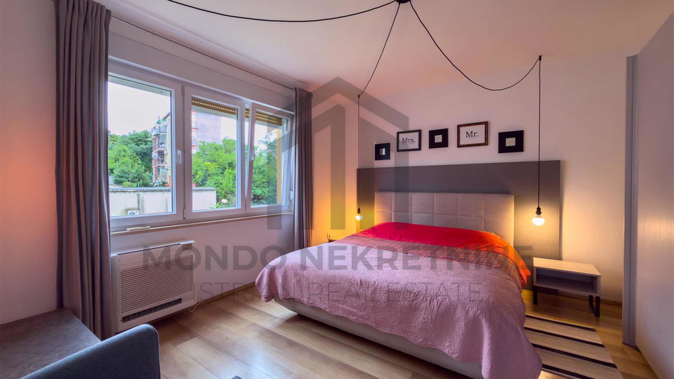 Kompletno namje&scaron;ten i opremljen stan 61 m&sup2; u centru Pule &ndash; 2 spava&cacute;e sobe&comma; balkon&comma; parking