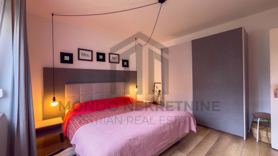 Kompletno namje&scaron;ten i opremljen stan 61 m&sup2; u centru Pule &ndash; 2 spava&cacute;e sobe&comma; balkon&comma; parking