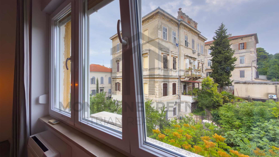 Kompletno namje&scaron;ten i opremljen stan 61 m&sup2; u centru Pule &ndash; 2 spava&cacute;e sobe&comma; balkon&comma; parking